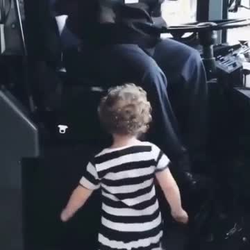 Baby Girl & Bus Driver - How Wonderful is this?!🤗🤗