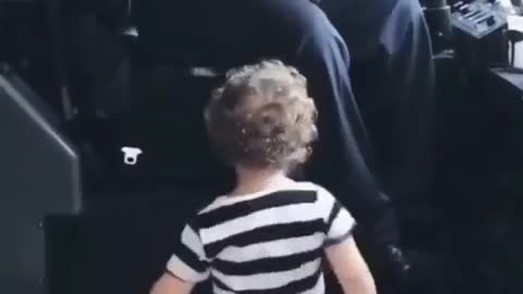 Baby Girl & Bus Driver - How Wonderful is this?!🤗🤗
