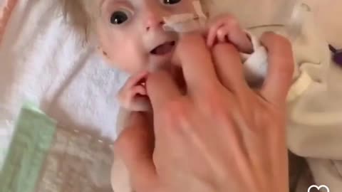 Bebé de mujer jakunada. ¿Lo miran normal?