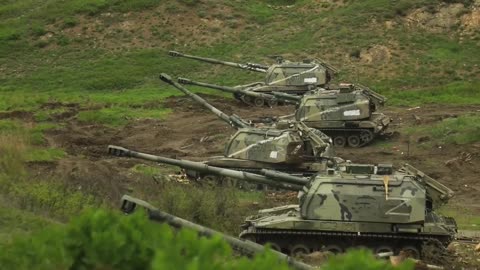 Ruské těžké dělostřelectvo v akci u Charkova