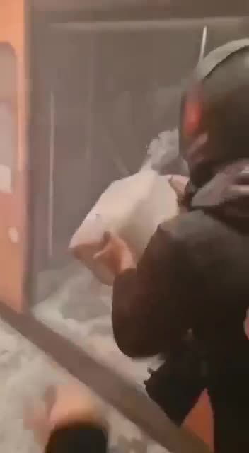 ΒΙΝΤΕΟ 3 Εθνικιστές τσακίζουν αναρχικούς στον ΗΣΑΠ