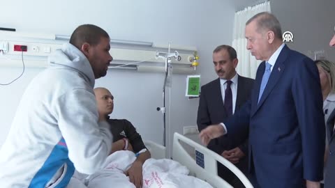 President Erdogan's visit to Palestinian cancer patients evacuated from Gaza to Türkiye