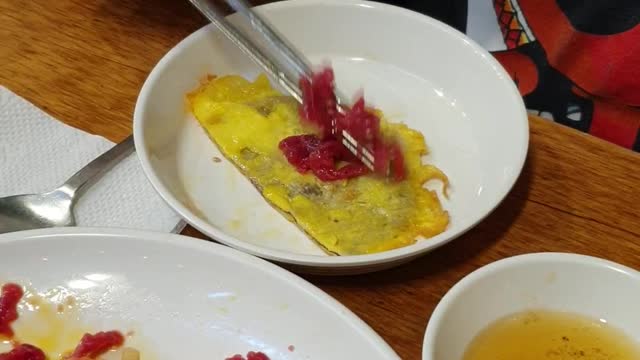 How to eat Yuk-hoe(Korean raw beef) and Yuk-jeon(Korean beef pancake) together