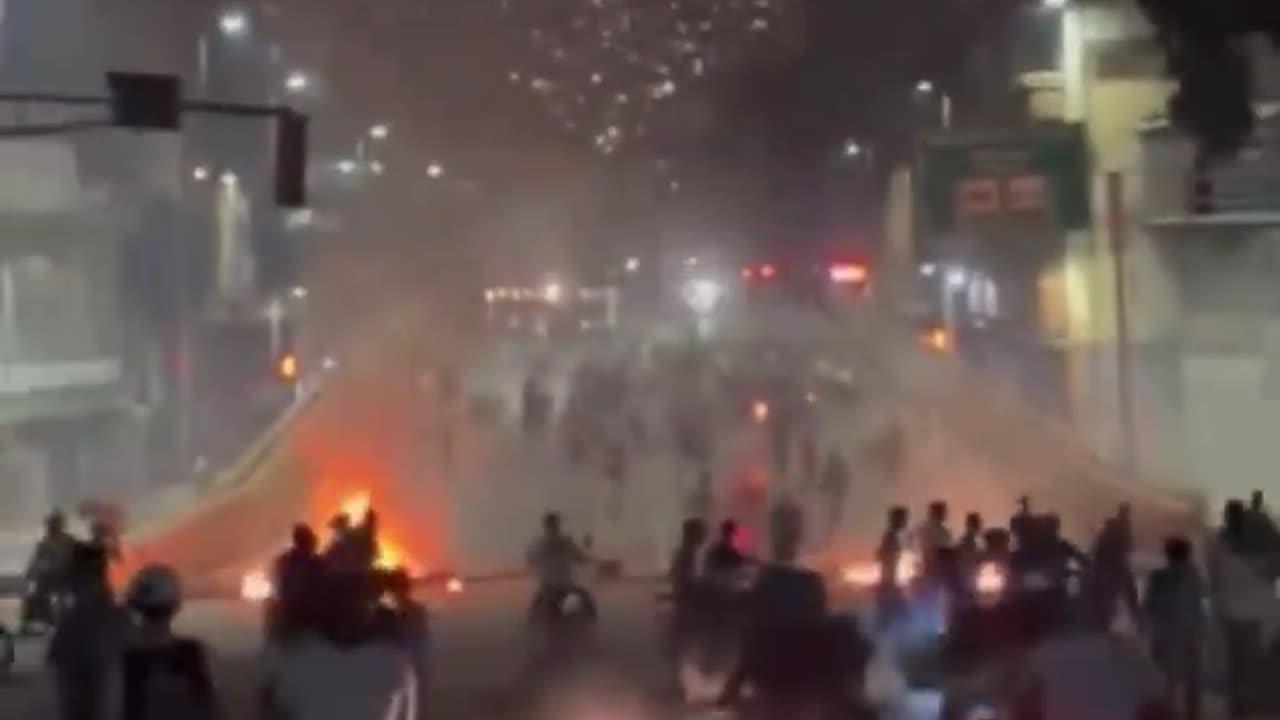 Na Avenida Fuerzas Armadas, Caracas, o protesto continua.
