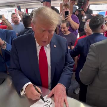 Trump Leaves Workers With $500 Tip At Philly Cheesesteak Joint, Writes 'No Tax On Tips'