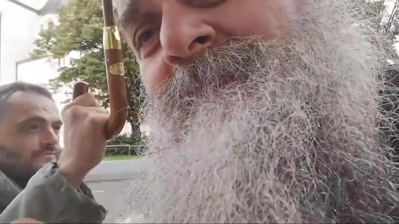 Док чекасмо ухапшену Браћу испред суда- исприча се и Биографија монаха-немонаха