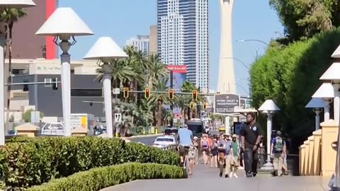 Walking 🚶‍♂️ the #LasVegas Strip