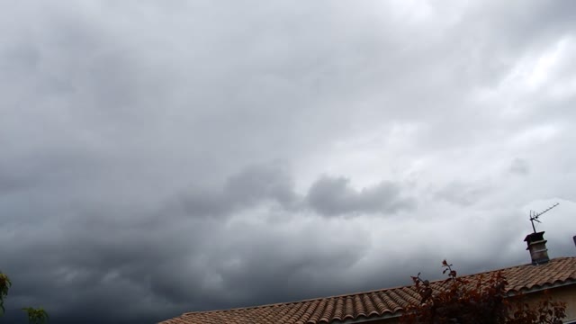 Live Chemtrails du 8 mai 2022 - Retour des nuages, de la pluie, des insectes...