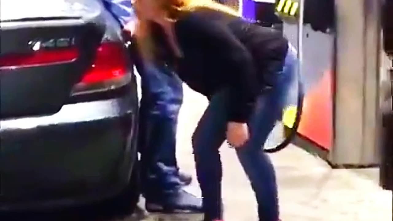 Just another day in Florida..... Can you tell whats wrong with her?