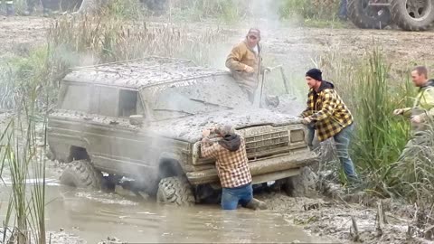 Mud Trucks Blow Engine - Mud Drivers Mud Runner in Deep Bounty Mud hole