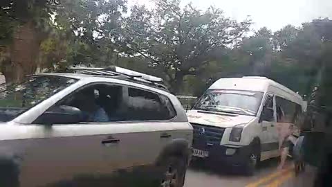 Habilitan paso vehicular en el sector de Los Curos, tras deslizamiento de tierra