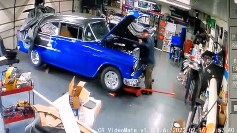Pay more attention to car repairers in car circuit maintenance.