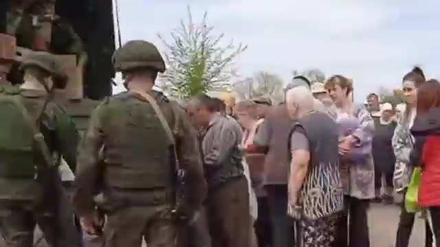 The Russian army is bringing aid to the Luhansk region