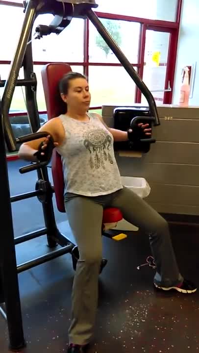 Machine chest press - female