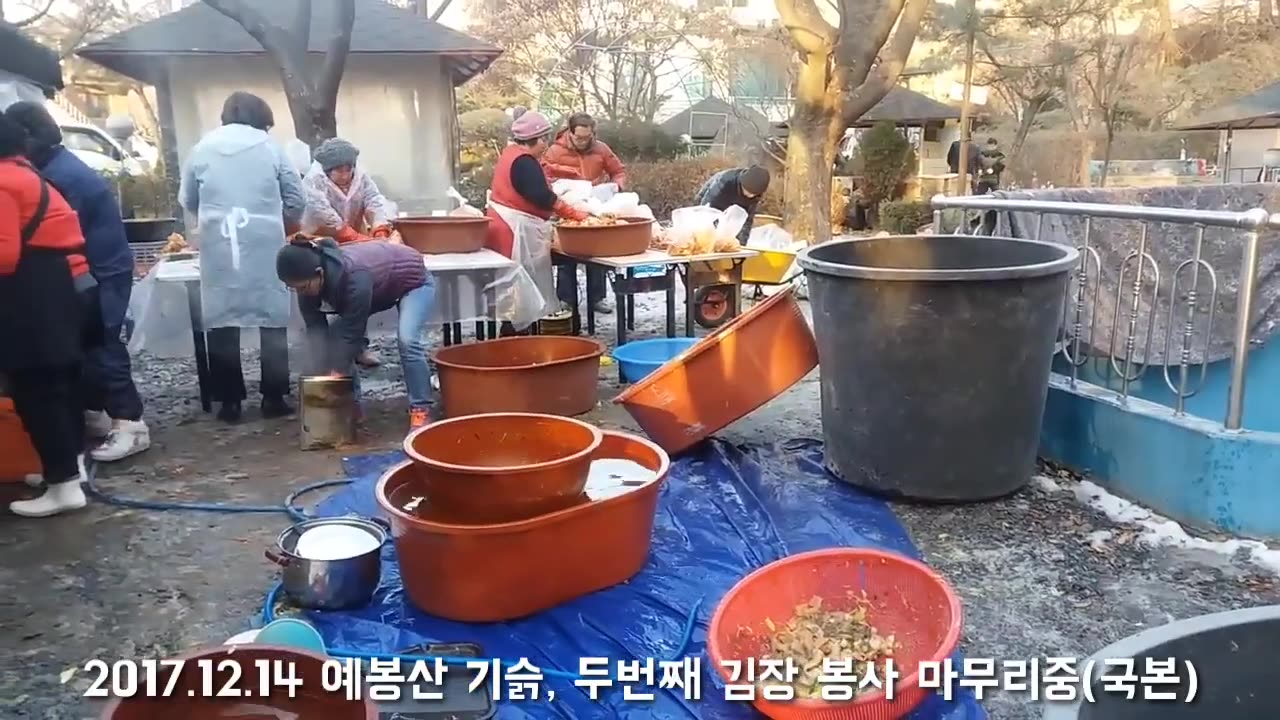 20201202_V3_S01(p7XOH1gLlJA)올프레스 3주년 특집영상(01) 2017.12.14 체감 영하 20도의 예봉산 기슭에서 두번째 김장 봉사 행사(국본)