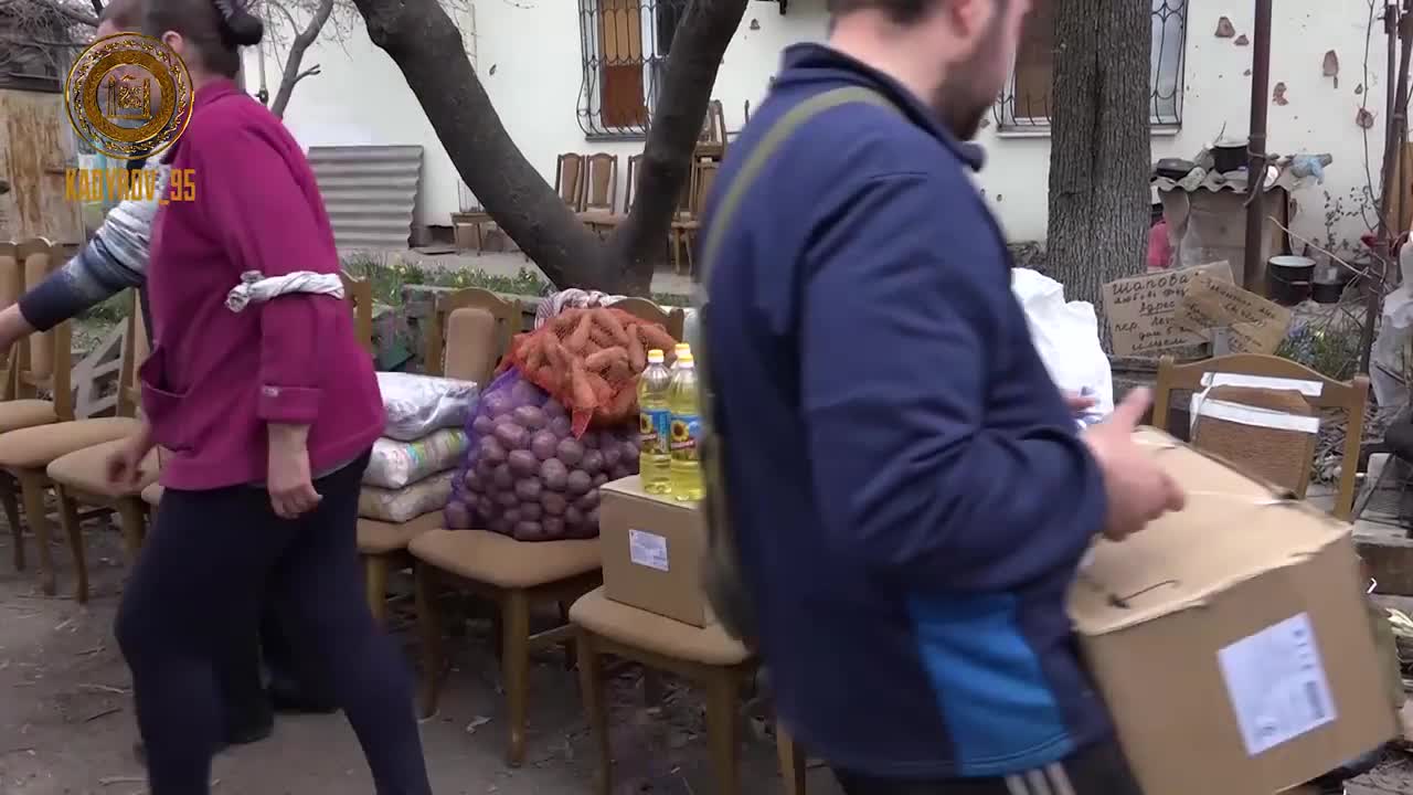 Čečenci rozdávají humanitární pomoc obyvatelům Mariupolu