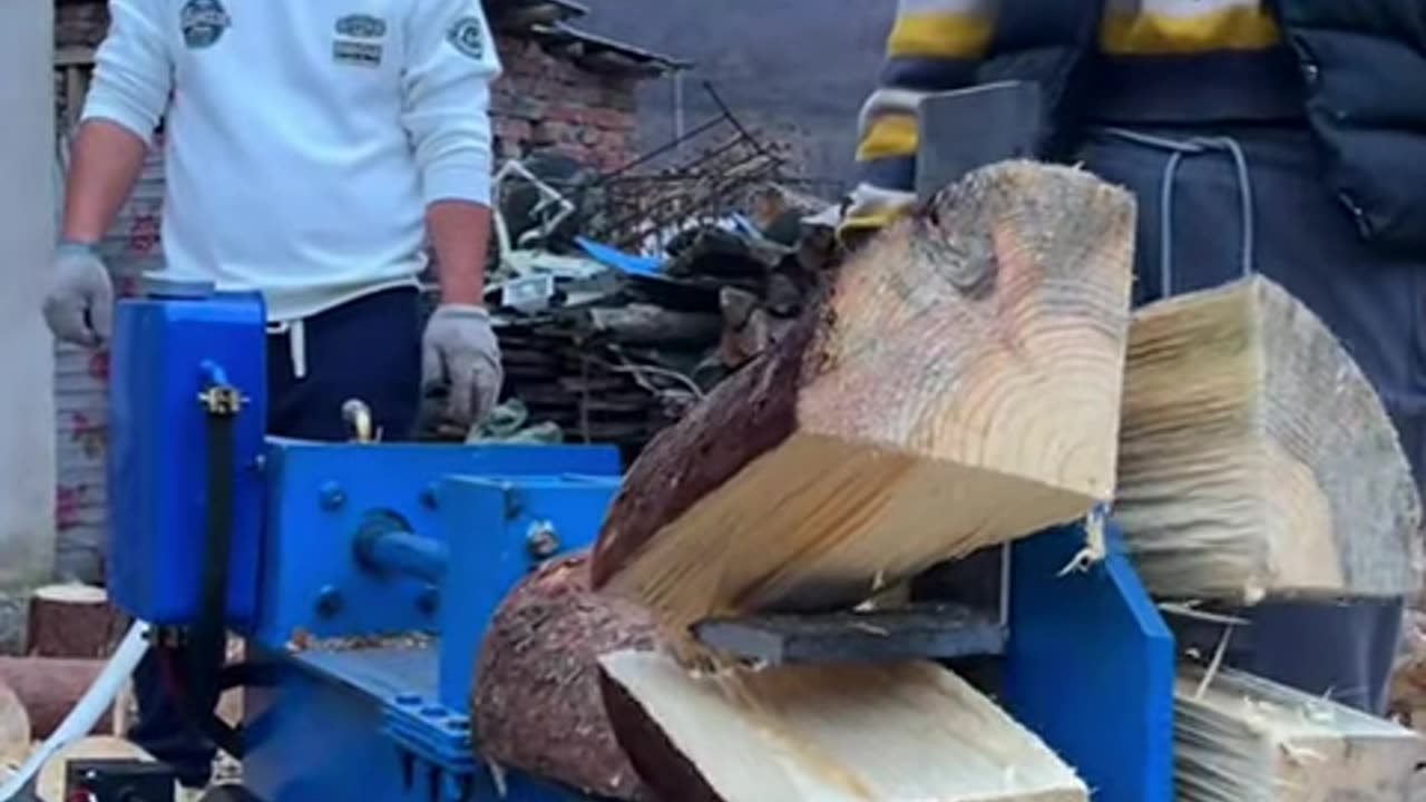 A beautiful woman is chopping firewood, and everyone is watching 05