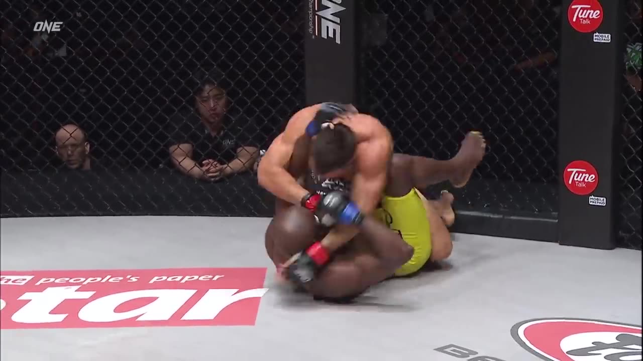 The MOST CHAOTIC MMA Brawl? 😱 Lowen Tynanes vs. Vuyisile Colossa