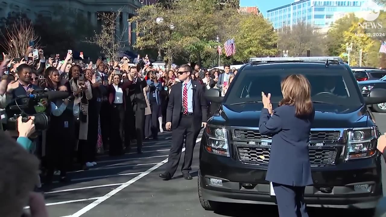 Kamala Harris cheered on by staff as she arrives back at the White House(1080P_HD)