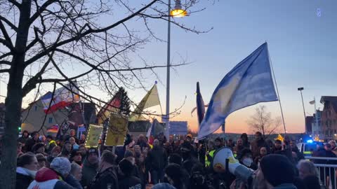 Wolgast: Start - Teilung des Demonstrationszuges durch Polizei 19-04-2022