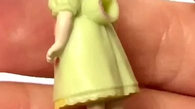 Opening a Disney Store Mini Brands animator Doll !