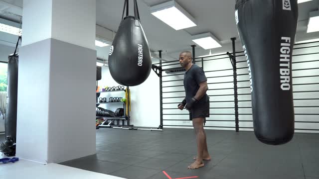 Video Of Man Doing Knee Kick