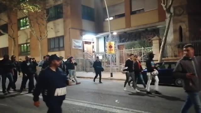 Un grupo de catalanes se manifiestan en Plaza Artós de Barcelona