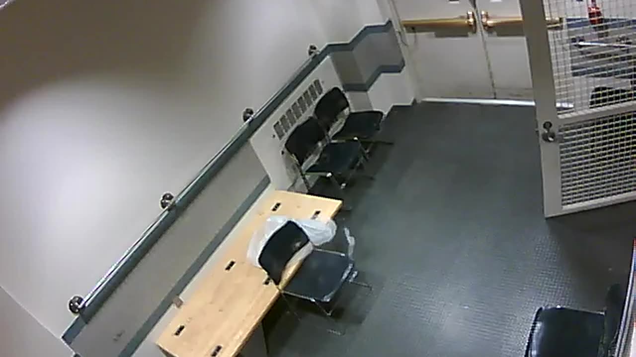 1657HQOB02PrisonerProcessingLobby_2021-01-06_23h20min00s873ms.mp4