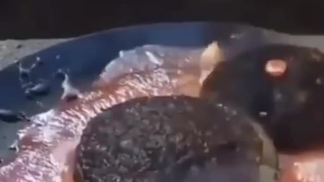 Epickie wideo faceta wylewającego lawę na swojego Big Maca z McDonald’s.