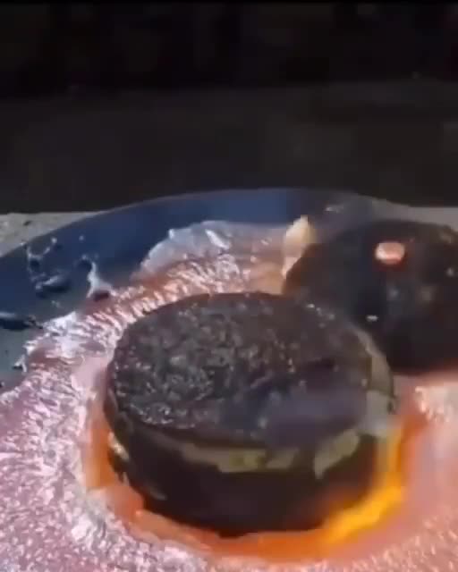 Epickie wideo faceta wylewającego lawę na swojego Big Maca z McDonald’s.