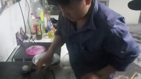 night noodle cooking time of Vietnamese workers