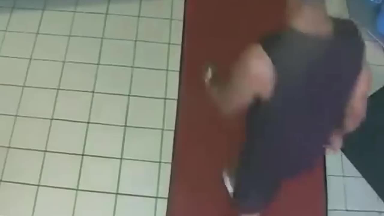 Thief steals from same shop every day until the unexpected happens