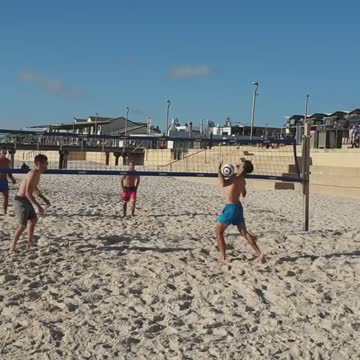 Novak Djokovic He plays beach basketball