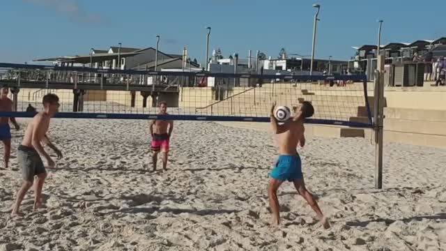 Novak Djokovic He plays beach basketball