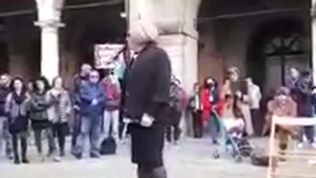 Ornella Mariani intervento in piazza.