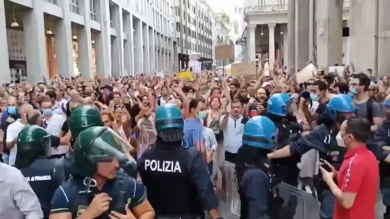 ITALY: Milan, Italian Police is with the protesters