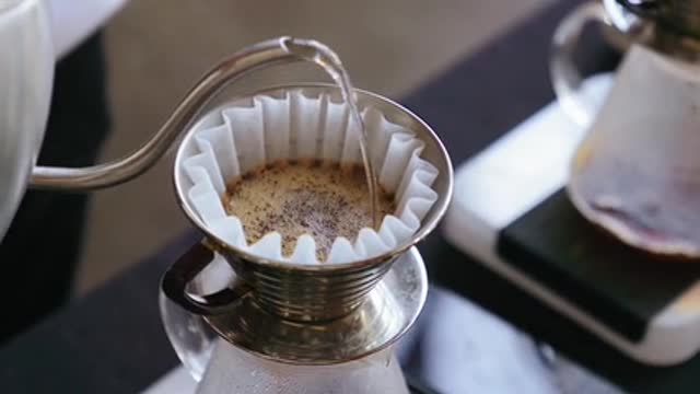 How to pour water on the coffee