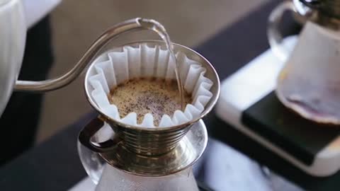 How to pour water on the coffee