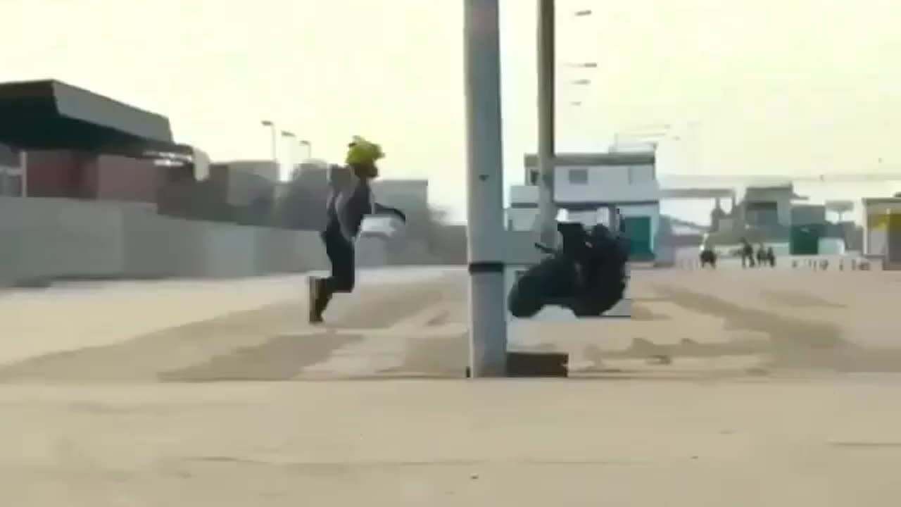 Funny Bike showing his own stunts