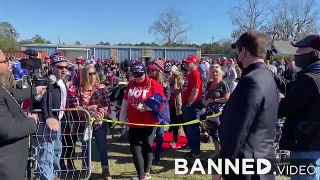 Fox News Journalists Shouted At By Crowd In Valdosta, Georgia