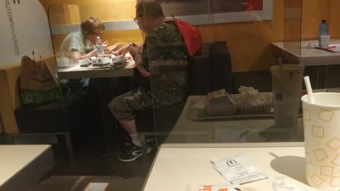 MC Donald: Mangiare insieme ... ma che scherzi? Meglio separati dal plexiglas