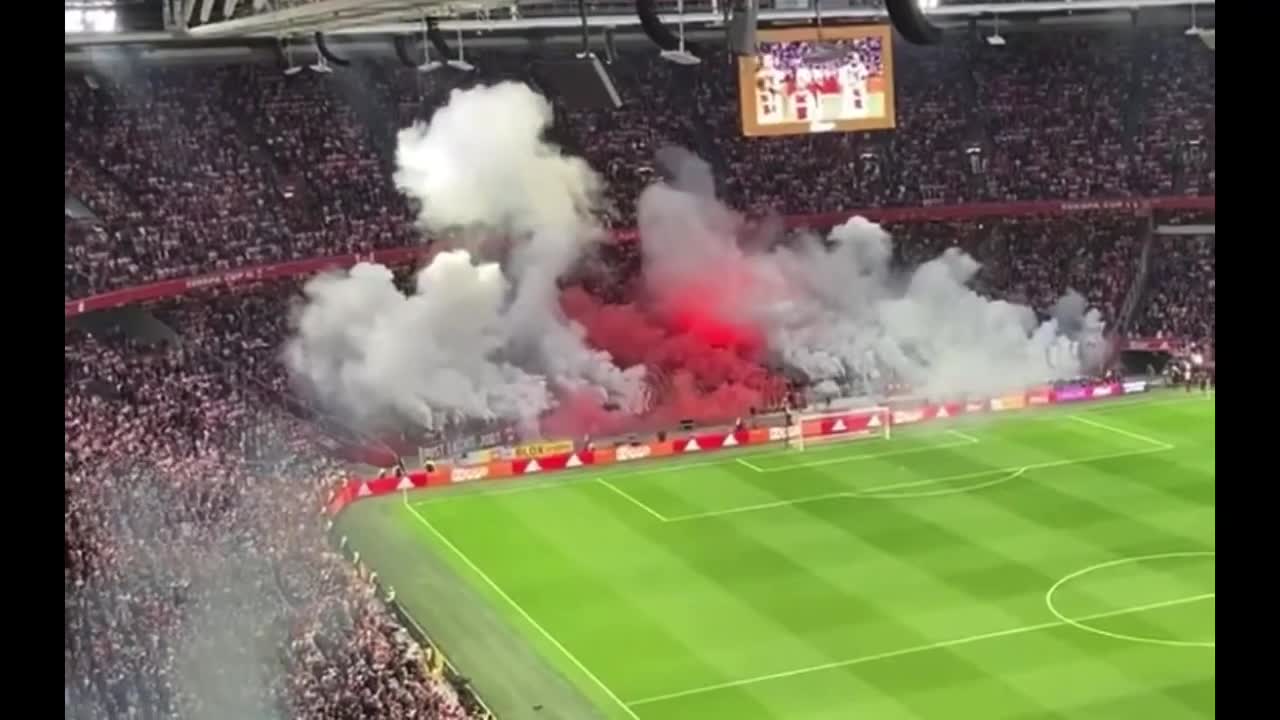 PYROSHOW-AJAX AMSTERDAM WINS EREDIVISIE DUTCH LEAGUE 2021-2022 è famosa per essere appunto la squadra degli ebrei di Amsterdam che sono sionisti ed ellenizzati quindi pagani(giudaismo greco) appunto avendo la testa di Aiace greco come stemma della squadr