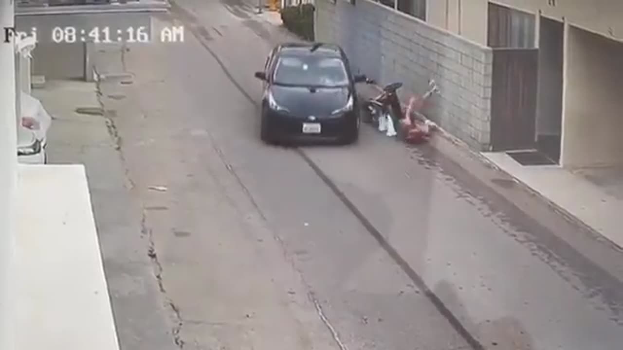 Brave lady save her child 🚸in street car accident