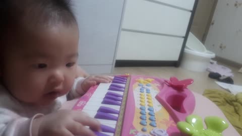 6months old baby plays the piano