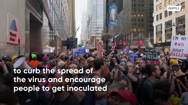 USA: Anti-vaccine mandate protesters attack COVID testing unit in NYC - 04.10.2021