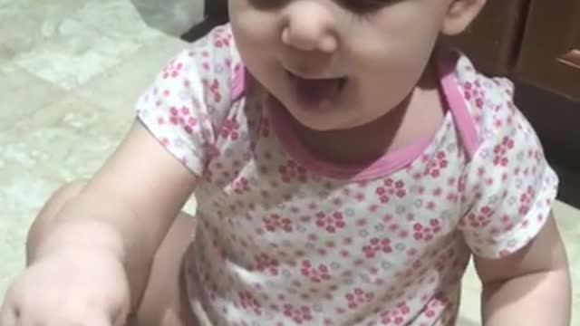 Beba enloquece con el hámster mascota