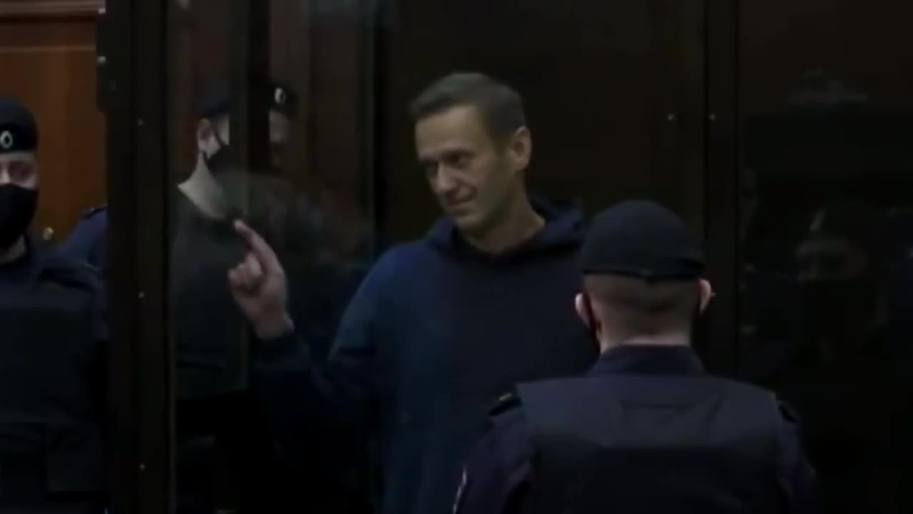 Alexei Navalny Draws Heart On Glass To Wife After Being Sentenced To 3.5 Years In Prison