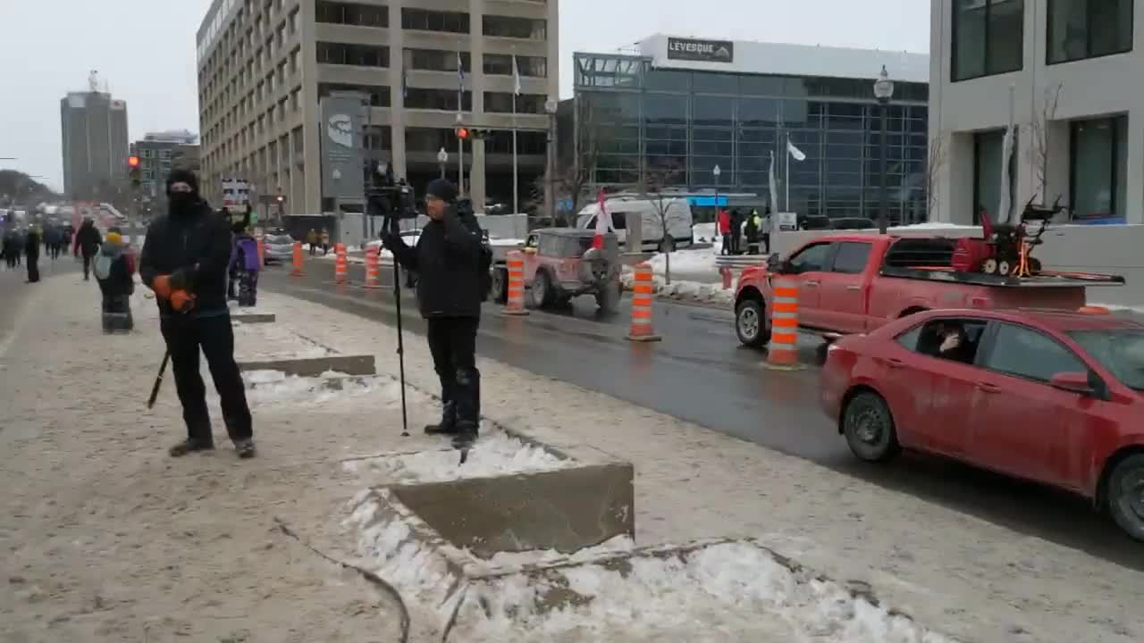 🔴 QUEBEC CITY CANADIAN TRUCKER FREEDOM CONVOY 2022 DAY 2 SHORT 6 local media trolled