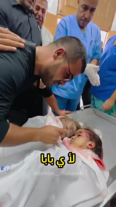 Father in #Gaza says goodbye to his little daughter,