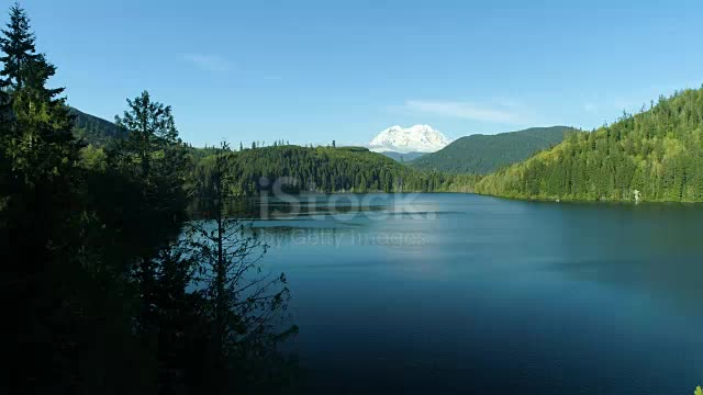 لقطة جوية لبحيرة.....Aerial view of a lake